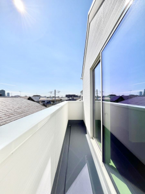 �o���R�j�[�@�������Q�������`Balcony�`  �傫�ȋ�Ɉ͂܂ꂽ�C�����̂����ƁB  �o���R�j�[��`�������ň��|�I�ȊJ�����ɕ�܂�܂��B  �o���R�j�[�͗z���������݂��z�c����󕨂��C�����悭�������Ƃ��ł��܂��B