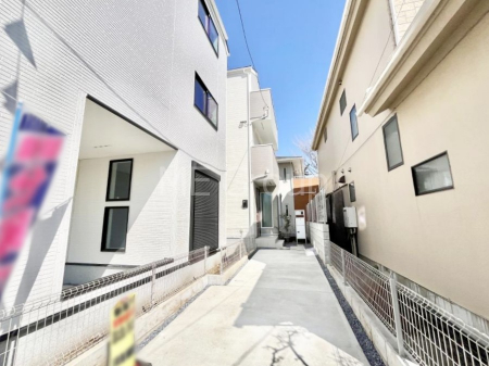 ���n�O�ώʐ^�@�O�ρ��Q�������`Exterior�`  �ՐÂȏZ��n�Ŏq��ĉƑ��Ƀs�b�^���B  �����̂��U�������K�ȗ΂Ɍb�܂ꂽ�G���A�ŁA���R�ɕ�܂ꂽ���₩�ȕ�炵���������邽�߂́A��Ƃ肠��Z���������Ă��܂��B