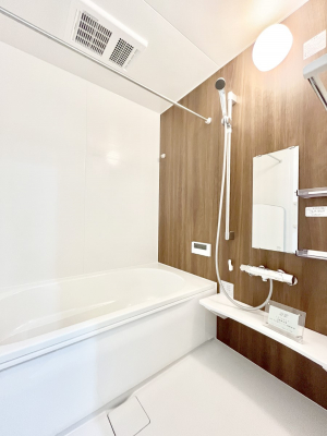 �����@�����`Bath Room�`�@�������������͋C�̗����Ŗ����Ɍ����ă��t���b�V���B���������@�\���t���Ă���̂ŗׂ̐���@�u����Ő􂢏オ�������󕨂��A�J�̓����V�C���C�ɂ������������邱�Ƃ��\�ł��B