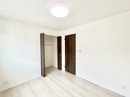 �Q���@�����`Bed Room�`  �S�����ɂ͎��[�N���[�[�b�g�������I���i�g���̂��m���⏬���͂������A�G�ߕ��̂��m���Ȃǂ���������Ɛ������ڂ����܂������܂��B  ������Ԃ��L���g�p�ł��܂��ˁB