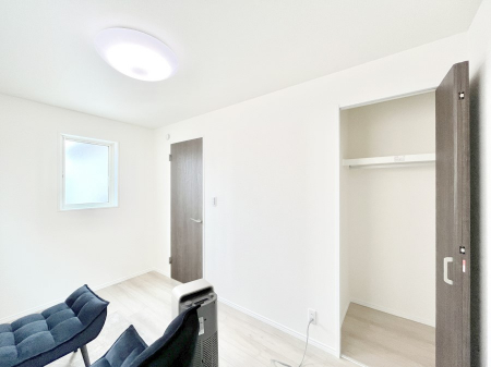 �q�������@�����`Bed Room�`�@�q�������͂��q�l�ɂƂ��đ�Ϗd�Ȗ���������܂��B�q����l�ŉ߂�����Ԃ�^���邱�ƂŁA�h���׋����Ԃ����R�Ƒ����܂����畔���̕Еt����|���Ȃǂ��������ƂɌq����܂��B