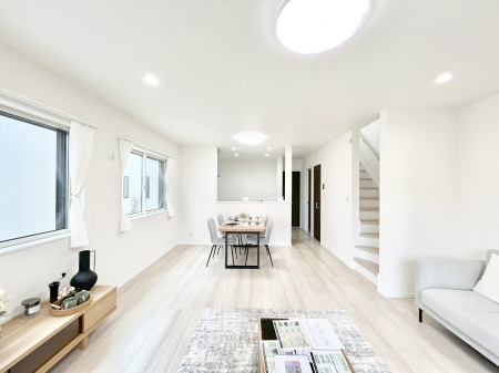 ���r���O�@�����`Living�`�@�����ɂ݂͂�Ȃ��W���A�H���Ɗy������b���n�܂�B�b�ɖ����ɂȂ肷���āA��������Y��锼�߂��ɂȂ��Ă��܂��B����ȑ��̊Ԃ̍K�������������Ă����ꏊ�ł��肽���B