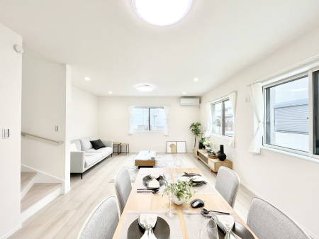 ���r���O�@�����`Living�`�@�O���̗��Ȃ��V���v���ł�������LDK�B�傫�ȑ�������������������ނ̂Ŏ��������邭�A�Ƒ��̌e���̏�Ƃ��ăs�b�^���ł��B�J�����Ɠ�������̗ǂ��𐥔񂲗����������I