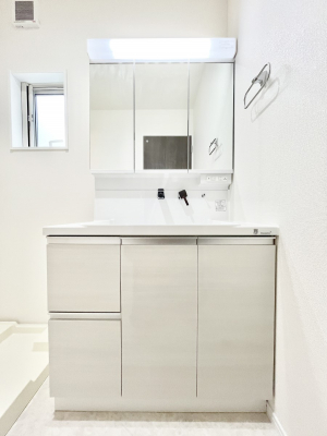 ���ʑ�E���ʏ��@�����`Dressing Room�`�@�\���ȑ傫���̐��ʑ�͎��[�����鎖�Ȃ���A�g�����Ȃ݃`�F�b�N�⎕�����ȂǁA���̍Q�����������Ԃł��z�e�����C�N�ȃX�y�[�X�ŗ]�T�Ƃ�Ƃ�������Ē����܂��B