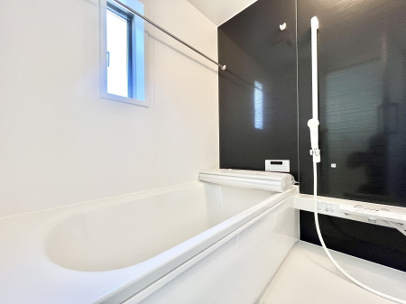 �����@�������P�������`Bath Room�`�@����L�΂��ē������邱�Ƃ��\�I����̔�������M�d�ȃo�X�^�C���ł��B���q�l�Ƃ��ꏏ�ł��\���ȍL���Ȃ̂ŁA���r���O�Ƃ͈�����Ƒ��c�R�̂ЂƎ������y���݂��������܂��B