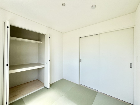 ���̑����ρ@�������P�������`Japanese Room�`�@LDK�אڂ̘a���́A�A�C���������Ȃǉ��l�̉Ǝ��X�y�[�X�Ƃ��āA�܂������Ȃ��q�l�̂��邲�ƒ�ł͂����Q�₨�ނւ��̏�Ƃ��Ă����p���������܂��B