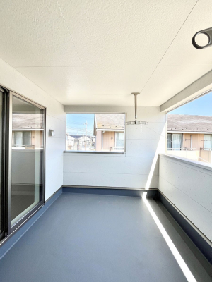 �o���R�j�[�@�������P�������`Balcony�`�@�C���i�[�o���R�j�[�͐��󕨂������X�y�[�X�Ƃ��ċ}�ȉJ�Ő��󕨂��G��Ă��܂��̂�h���ł���܂����`�F�A�ł��낢����A�Ăɂ͎�����C�ɂ����r�j�[���v�[�����y���߂܂��ˁ�
