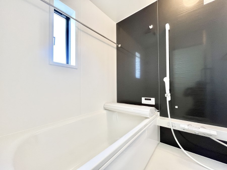 �����@�������Q�������`Bath Room�`�@���t���̃o�X���[���́A�̌������薾�邭�C�����̗ǂ���Ԃł��B�������邱�ƂŁA���C�����ǍD�B������芰����o�X���[���ŁA�����̃o�X�^�C�����y���݂ɂȂ肻���ł��B