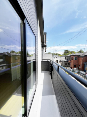 �o���R�j�[�@������A�������`Balcony�`�@�傫�ȋ�Ɉ͂܂ꂽ�C�����̂����ƁB�o���R�j�[��`�������ň��|�I�ȊJ�����ɕ�܂�܂��B�o���R�j�[�͗z���������݂��z�c����󕨂��C�����悭�������Ƃ��ł��܂��B