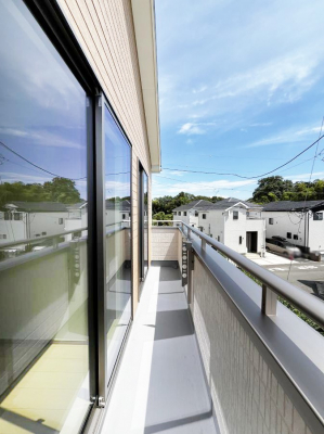 �o���R�j�[�@������D�������`Balcony�`�@�傫�ȋ�Ɉ͂܂ꂽ�C�����̂����ƁB�o���R�j�[��`�������ň��|�I�ȊJ�����ɕ�܂�܂��B�o���R�j�[�͗z���������݂��z�c����󕨂��C�����悭�������Ƃ��ł��܂��B