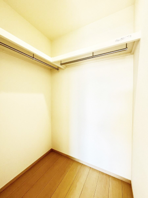 ���̑��@������D�������`Walk-in Closet�`�@��������̗m���������Ă��V���ɂȂ�ɂ����E�H�[�N�C���N���[�[�b�g�B�m���ȊO�ɂ��A���i�g��Ȃ��Ɠd��X�[�c�P�[�X�A�X�g�b�N�i�Ȃǉ��ł��Еt����������Ԃł��B
