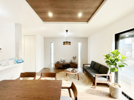 ���r���O�@�Ƒ��̘a�₩�ȉ�b���������Ă������B�J�����̂��郊�r���O�ł��B���Ƌ��CG�ł�