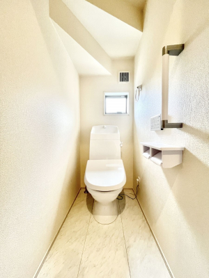 �g�C���@�g�C����1�K��2�K���ꂼ��ɔz�u����Ă��ĂƂĂ��֗��ł��B 