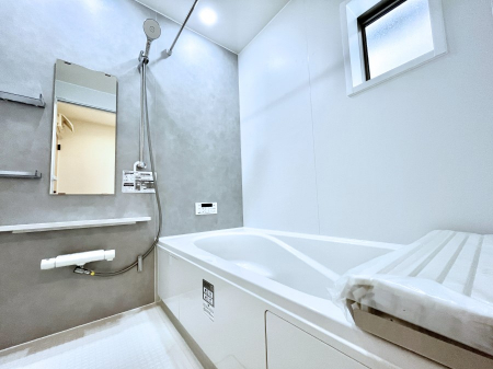 �����@�����`Bath Room�`�@�������Ƒ���L�΂��ē������邱�Ƃ��\�I����̔�������M�d�ȃo�X�^�C���ł��B���q�l�Ƃ��ꏏ�ł��\���ȍL���Ȃ̂ŁA���r���O�Ƃ͈�����Ƒ��c�R�̂ЂƎ������y���݂��������܂��B