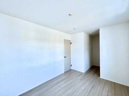 �q�������@�����`Bed Room�`�@�q�������͂��q�l�ɂƂ��đ�Ϗd�Ȗ���������܂��B�q����l�ŉ߂�����Ԃ�^���邱�ƂŁA�h���׋����Ԃ����R�Ƒ����܂����畔���̕Еt����|���Ȃǂ��������ƂɌq����܂��B