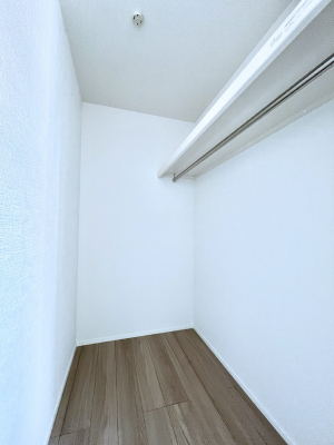 ���̑��@�����`Walk-in Closet�`�@�K�v�Ȃ��̂�R�[�f�B�l�[�g���ꗗ���Ċm�F�ł��A�g�x�x�⏀�����Z���ԂōςރE�H�[�N�C���N���[�[�b�g��ݒu���܂����B�Ƃ̒�����������Ƃ�����֗��Ȏ��[�X�y�[�X�ł��B