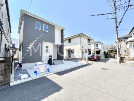 ���n�O�ώʐ^�@�O�ρ`Exterior�` �O�ʓ��H�F�k 5.5m �����@�O�ʓ��H�͊ՐÂȏZ��n���͂���Ԓʂ�̏��Ȃ����H�B���Ԃ̏o��������炭�炭�ł��I���s���_�E���n���w�̂���]�́A���C�y�ɂ��₢���킹���������I