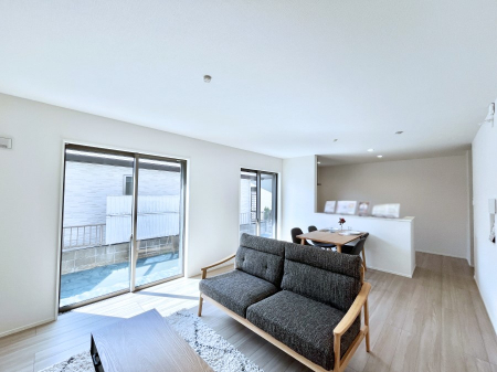 ���r���O�@�����`Living�`�@�O���̗��Ȃ��V���v���ł�������LDK�B�傫�ȑ�������������������ނ̂Ŏ��������邭�A�Ƒ��̌e���̏�Ƃ��ăs�b�^���ł��B�J�����Ɠ�������̗ǂ��𐥔񂲗����������I