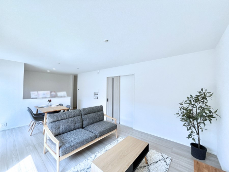 ���r���O�@�����`Living�`�@�Ƒ��̐H����c���̂ق��A�q�ǂ���V�΂�����A�F�l���������肷��LDK�͏Z�܂��̒��S�B�����ԉ߂����ꏊ������A���̋�Ԃ͏Z�܂��S�̂̋��S�n�����E���܂��B