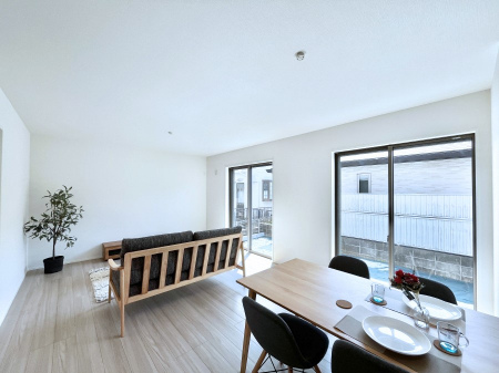 ���̑����ρ@�����`Living�`�@�����ɂ݂͂�Ȃ��W���A�H���Ɗy������b���n�܂�B�b�ɖ����ɂȂ肷���āA��������Y��锼�߂��ɂȂ��Ă��܂��B����ȑ��̊Ԃ̍K�������������Ă����ꏊ�ł��肽���B