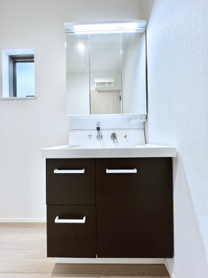 ���ʑ�E���ʏ��@�����`Dressing Room�`�@�\���ȑ傫���̐��ʑ�͎��[�����鎖�Ȃ���A�g�����Ȃ݃`�F�b�N�⎕�����ȂǁA���̍Q�����������Ԃł��z�e�����C�N�ȃX�y�[�X�ŗ]�T�Ƃ�Ƃ�������Ē����܂��B