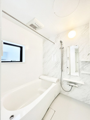 �����@�����`Bath Room�`�@�������Ƒ���L�΂��ē������邱�Ƃ��\�I����̔�������M�d�ȃo�X�^�C���ł��B���q�l�Ƃ��ꏏ�ł��\���ȍL���Ȃ̂ŁA���r���O�Ƃ͈�����Ƒ��c�R�̂ЂƎ������y���݂��������܂��B