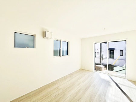 ���r���O�@�����`Living�`�@�O���̗��Ȃ��V���v���ł�������LDK�B�傫�ȑ�������������������ނ̂Ŏ��������邭�A�Ƒ��̌e���̏�Ƃ��ăs�b�^���ł��B�J�����Ɠ�������̗ǂ��𐥔񂲗����������I