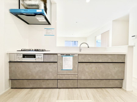 �L�b�`���@�����`Kitchen�`�@��b���e�ރ��r���O�A�������������Ȃ�L�b�`���B�Ƃ́A�������������ł͂Ȃ��A��炵��������A���K�ɂ���ꏊ�B�Ί�̖����A���炬�̓��X�̂��߂ɁA�ŐV�̐ݔ��E�d�l���̗p�B