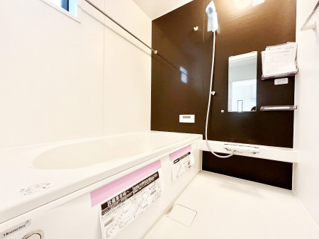 �����@�����`Bath Room�`�@�������������͋C�̗����Ŗ����Ɍ����ă��t���b�V���B���������@�\���t���Ă���̂ŗׂ̐���@�u����Ő􂢏オ�������󕨂��A�J�̓����V�C���C�ɂ������������邱�Ƃ��\�ł��B