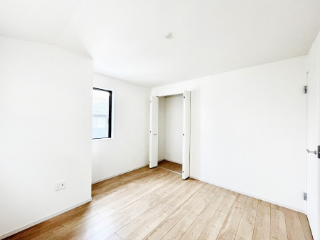 �q�������@�����`Bed Room�`�@�q�������͂��q�l�ɂƂ��đ�Ϗd�Ȗ���������܂��B�q����l�ŉ߂�����Ԃ�^���邱�ƂŁA�h���׋����Ԃ����R�Ƒ����܂����畔���̕Еt����|���Ȃǂ��������ƂɌq����܂��B