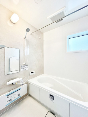 �����@������10�������`Bath Room�`�@�������������͋C�̗����Ŗ����Ɍ����ă��t���b�V���B���������@�\���t���Ă���̂ŗׂ̐���@�u����Ő􂢏オ�������󕨂��A�J�̓����V�C���C�ɂ������������邱�Ƃ��\�ł�