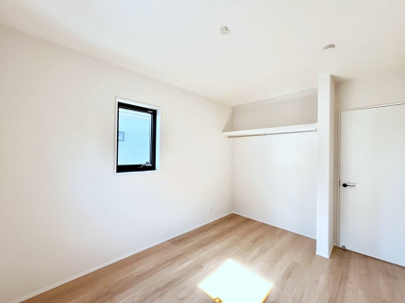 �q�������@�������Q�������`Bed Room�`�@�q�������͂��q�l�ɂƂ��đ�Ϗd�Ȗ���������܂��B�q����l�ŉ߂�����Ԃ�^���邱�ƂŁA�h���׋����Ԃ����R�Ƒ����܂����畔���̕Еt����|���Ȃǂ��������ƂɌq����܂��B