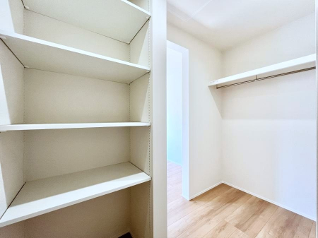 ���̑��@�������Q�������`Walk-in Closet�`�@��������̗m���������Ă��V���ɂȂ�ɂ����E�H�[�N�C���N���[�[�b�g�B�m���ȊO�ɂ��A���i�g��Ȃ��Ɠd��X�[�c�P�[�X�A�X�g�b�N�i�Ȃǉ��ł��Еt����������Ԃł��B