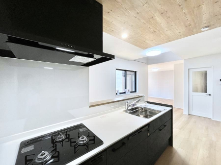 �L�b�`���@�������Q�������`Kitchen�`�@��b���e�ރ��r���O�A�������������Ȃ�L�b�`���B�Ƃ́A�������������ł͂Ȃ��A��炵��������A���K�ɂ���ꏊ�B�Ί�̖����A���炬�̓��X�̂��߂ɁA�ŐV�̐ݔ��E�d�l���̗p�B
