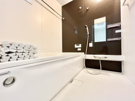 �����@�����`Bath Room�`�@�������������͋C�̗����Ŗ����Ɍ����ă��t���b�V���B���������@�\���t���Ă���̂ŗׂ̐���@�u����Ő􂢏オ�������󕨂��A�J�̓����V�C���C�ɂ������������邱�Ƃ��\�ł��B