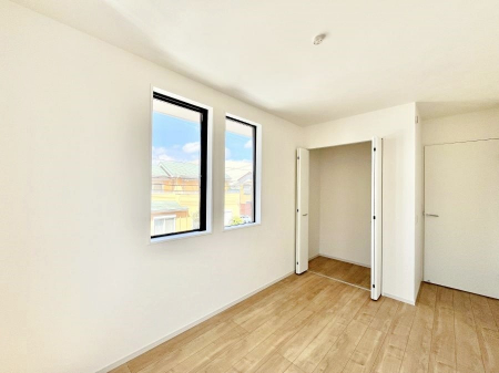 �q�������@�����`Bed Room�`�@�q�������͂��q�l�ɂƂ��đ�Ϗd�Ȗ���������܂��B�q����l�ŉ߂�����Ԃ�^���邱�ƂŁA�h���׋����Ԃ����R�Ƒ����܂����畔���̕Еt����|���Ȃǂ��������ƂɌq����܂��B