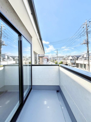 �o���R�j�[�@�����`Balcony�`  �傫�ȋ�Ɉ͂܂ꂽ�C�����̂����ƁB  �o���R�j�[��`�������ň��|�I�ȊJ�����ɕ�܂�܂��B  �o���R�j�[�͗z���������݂��z�c����󕨂��C�����悭�������Ƃ��ł��܂��B
