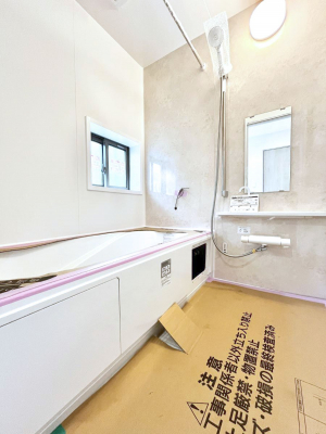 �����@������A�������`Bath Room�`�@����L�΂��ē������邱�Ƃ��\�I����̔�������M�d�ȃo�X�^�C���ł��B���q�l�Ƃ��ꏏ�ł��\���ȍL���Ȃ̂ŁA���r���O�Ƃ͈�����Ƒ��c�R�̂ЂƎ������y���݂��������܂��B