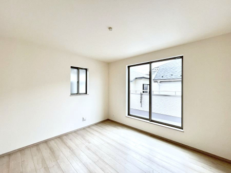 �Q���@������A�������`Bed Room�`�@�u��������������l�v�Ƃ��v�w�ł�����肭�낰��Q���B�����̉Ǝ��₨�d���ɔ�ꂽ���̓t�J�t�J�̃x�b�g�Ŗ�����Ă��������B�e���r��{�I�������Ă����K�ȍL����������