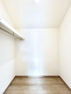 ���̑��@������A�������`Walk-in Closet�`�@��������̗m���������Ă��V���ɂȂ�ɂ����E�H�[�N�C���N���[�[�b�g�B�m���ȊO�ɂ��A���i�g��Ȃ��Ɠd��X�[�c�P�[�X�A�X�g�b�N�i�Ȃǉ��ł��Еt����������Ԃł��B