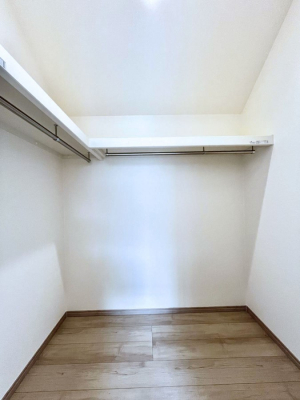 ���̑��@������B�������`Walk-in Closet�`�@��������̗m���������Ă��V���ɂȂ�ɂ����E�H�[�N�C���N���[�[�b�g�B�m���ȊO�ɂ��A���i�g��Ȃ��Ɠd��X�[�c�P�[�X�A�X�g�b�N�i�Ȃǉ��ł��Еt����������Ԃł��B