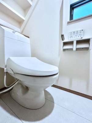 �g�C���@������B�������`Toilet�`�@�Y��E�X�b�L���E���K�ȃE�H�V�����b�g�t�g�C���ł��낰���Ԃł��B1�A2�K���Ƀg�C���X�y�[�X�I�̌������薾�邭���K��ԂƂȂ��Ă���܂��������g���ꏊ�����炱���̔z���ł��I