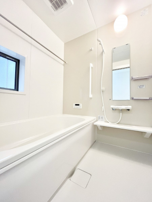 �����@�����`Bath Room�`�@�������Ƒ���L�΂��ē������邱�Ƃ��\�I����̔�������M�d�ȃo�X�^�C���ł��B���q�l�Ƃ��ꏏ�ł��\���ȍL���Ȃ̂ŁA���r���O�Ƃ͈�����Ƒ��c�R�̂ЂƎ������y���݂��������܂��B