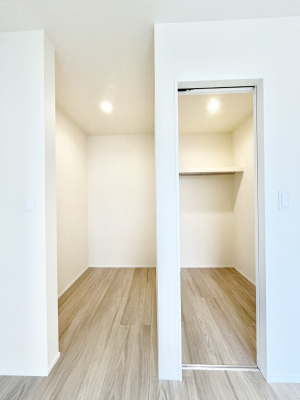 ���̑��@�����`Walk-in Closet�`�@�K�v�Ȃ��̂�R�[�f�B�l�[�g���ꗗ���Ċm�F�ł��A�g�x�x�⏀�����Z���ԂōςރE�H�[�N�C���N���[�[�b�g��ݒu���܂����B�Ƃ̒�����������Ƃ�����֗��Ȏ��[�X�y�[�X�ł��B