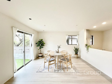 ���r���O�@�����`Living�`�@�O���̗��Ȃ��V���v���ł�������LDK�B�傫�ȑ�������������������ނ̂Ŏ��������邭�A�Ƒ��̌e���̏�Ƃ��ăs�b�^���ł��B�J�����Ɠ�������̗ǂ��𐥔񂲗����������I�@���Ƌ��CG�ł�