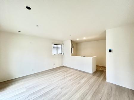 ���r���O�@�����`Living�`�@�Ƒ��̐H����c���̂ق��A�q�ǂ���V�΂�����A�F�l���������肷��LDK�͏Z�܂��̒��S�B�����ԉ߂����ꏊ������A���̋�Ԃ͏Z�܂��S�̂̋��S�n�����E���܂��B