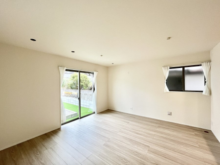 ���̑����ρ@�����`Living�`�@�L���ȗz�������̏ꏊ���Ƃ炵�����B�����邱�̋�Ԃ݂͂�Ȃ̏Ί炪�W���ꏊ�A����Y��A���邱�Ƃ̂Ȃ����킢���Ȃ���b���y���ގ��ԁA��������̎v�����Ԃ���ꏊ�B