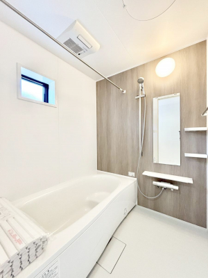 �����@�����`Bath Room�`�@�������������͋C�̗����Ŗ����Ɍ����ă��t���b�V���B���������@�\���t���Ă���̂ŗׂ̐���@�u����Ő􂢏オ�������󕨂��A�J�̓����V�C���C�ɂ������������邱�Ƃ��\�ł��B