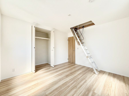 �Q���@�����`Bed Room�`�@�������������̂��ˌ��Ẵ����b�g�ł��B���Ƒ������������ƂŎ苷�Ɋ����Ă����Z�܂����ˌ��Ăł͊e�����v���C�o�V�[��ۂ��Ƃ��ł��܂��B�Z�܂��ɂ�Ƃ肪���܂�S�������b�N�X�ł��܂���