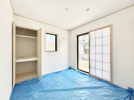 ���̑����ρ@�����`Japanese Room�`�@LDK�אڂ̘a���́A�A�C���������Ȃǉ��l�̉Ǝ��X�y�[�X�Ƃ��āA�܂������Ȃ��q�l�̂��邲�ƒ�ł͂����Q�₨�ނւ��̏�Ƃ��Ă����p���������܂��B